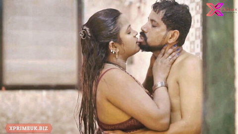 Indian bhabhi in wet saree passionately kissing desi lover