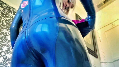 Ella Hollywood in shiny blue Samus Aran latex cosplay, rear ass view