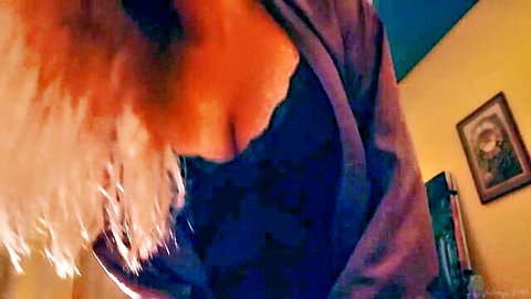 V4l3riya ASMR close-up with blonde hair, open mouth and deep cleavage tease