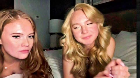 Vixenvictoriaa naked with blonde friend in bed