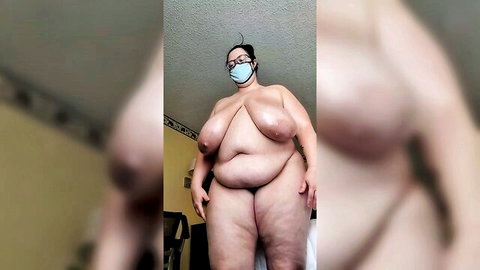 Big-breasted BBW posing nude in hot solo video