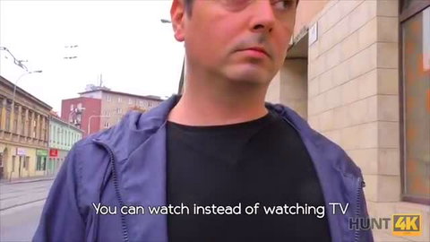 Guy counts cash while hot girlfriend fucks stranger Hunt4K