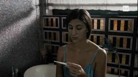 Evita Ciri nude pregnancy test scene in Il venditore di medicine