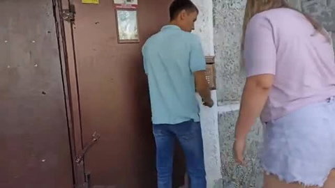 Chubby blonde MILF in shorts with guy at door on hot date
