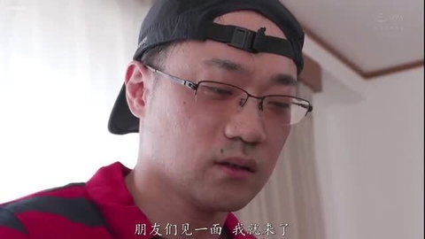 Asian guy in cap and glasses from 出張マッサージ師 JAV thumbnail