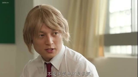 Tomuoka Maki in JAV NTR scene as blonde student, white shirt red tie