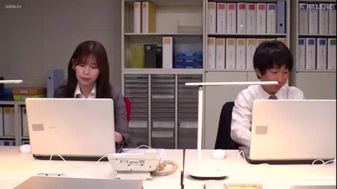 Akari Tsumugi office colleague with young guy at desks, JAV FNS-121