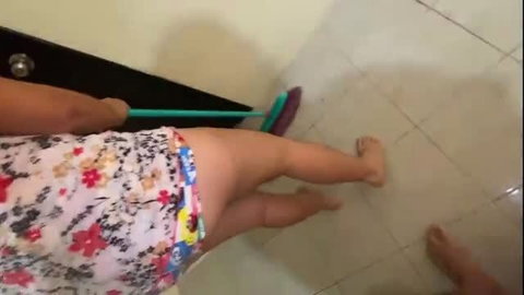 Hermanastra en vestido floral floral muestra nalgas al limpiar, POV masturbacion