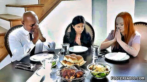 Ember Snow prays with stepmom Summer Hart & stepdad Will Tile at family dinner