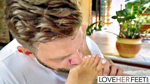 Mary Rock's pink-painted toes worshipped by Vince Karter
