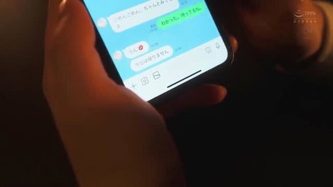 Japanese adult video thumbnail showing smartphone with explicit chat messages